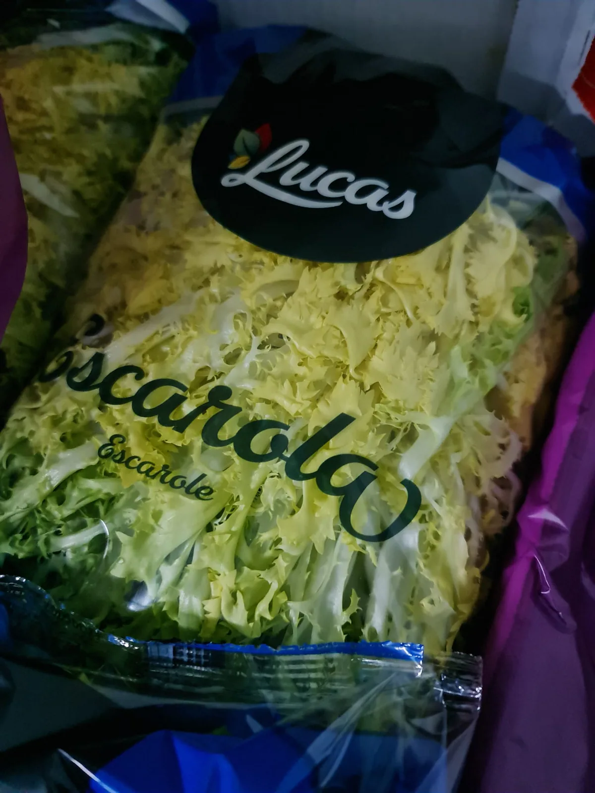 Lechuga iceberg fresca en bolsa transparente